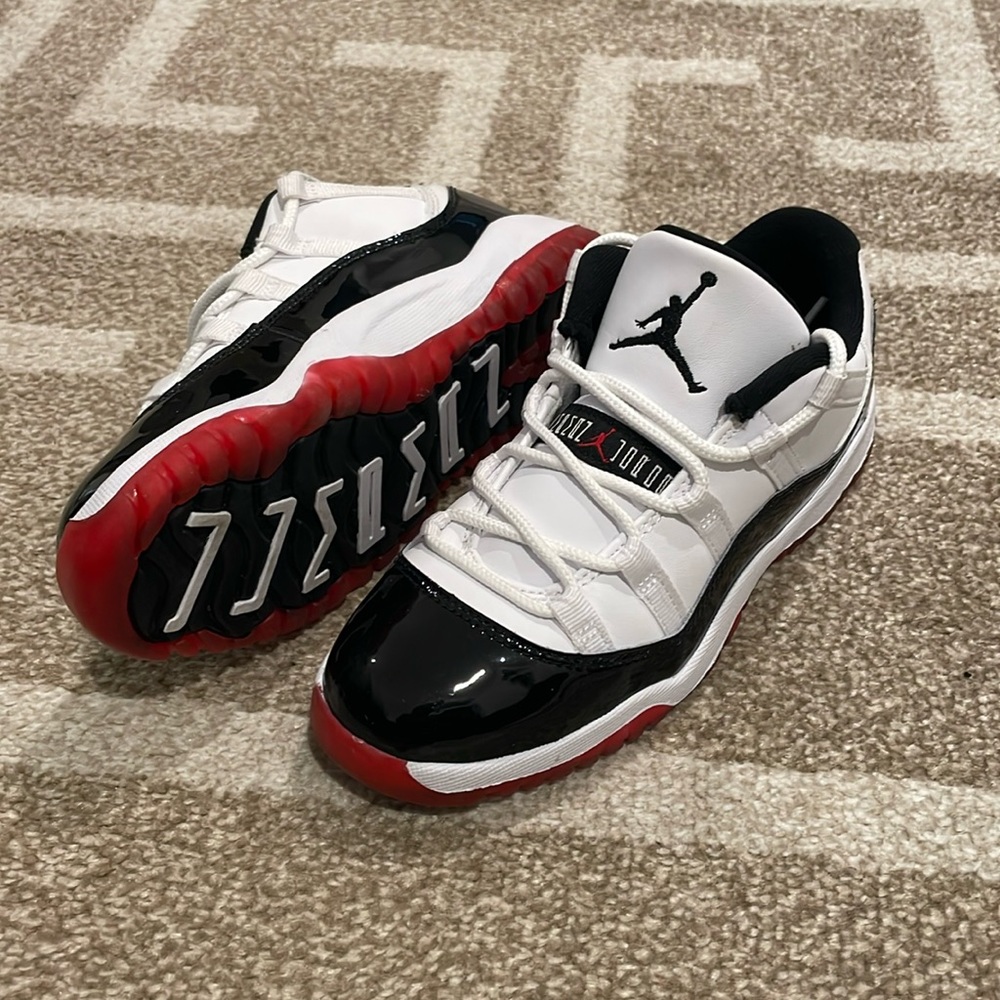 Boys size 1.5 Jordans Sneakers